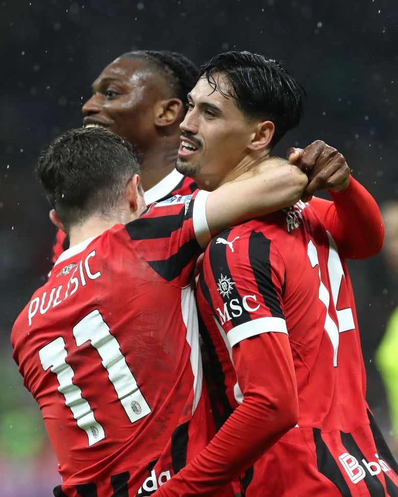 MILAN, ITALY - MARCH 15: Tijjani Reijnders of AC Milan celebrates with his team-mates Christian Pulisic and Rafael Leao after scoring their team's second goal during the Serie A match between AC Milan and Como 1907 at Stadio Giuseppe Meazza on March 15, 2025 in Milan, Italy. (Photo by Marco Luzzani/Getty Images)  L’armonia calcistica di Pulisic e Leão: due anime, un solo respiro- immagine 2
