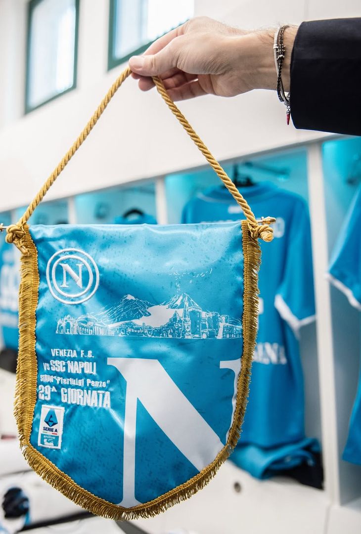 Il Napoli ha pubblicato su Instagram degli scatti dallo spogliatoio azzurro nella pancia del Penzo, ormai manca sempre meno alla sfida.