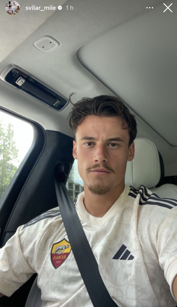 Svilar pronto per ricominciare: selfie in macchina con la maglia della Roma- immagine 2