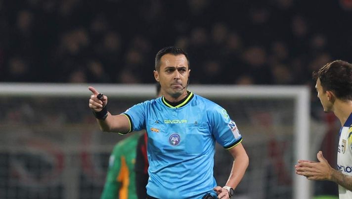 Moviola Parma-Milan, il CorSport: 'VAR da ritiro tessera. On field review folle'