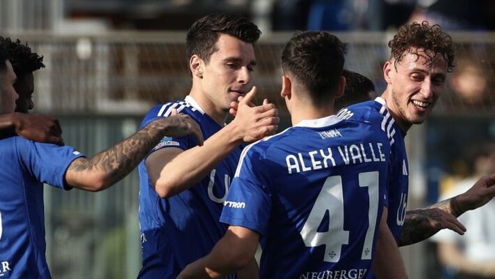 COMO, ITALY - MARCH 29: Anastasios Douvikas of Como 1907 celebrates with his team-mates after scoring their team's first goal during the Serie A match between Como 1907 and Empoli FC at Stadio G. Sinigaglia on March 29, 2025 in Como, Italy. (Photo by Marco Luzzani/Getty Images) Da Douvikas a Caqueret e Nico Paz, come può cambiare la formazione del Como - immagine 1