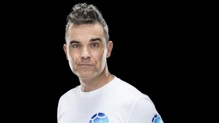 Mondiali, Robbie Williams infiamma la cerimonia d’apertura: dito medio alla telecamera Mondiali, Robbie Williams infiamma la cerimonia d’apertura: dito medio alla telecamera - immagine 1