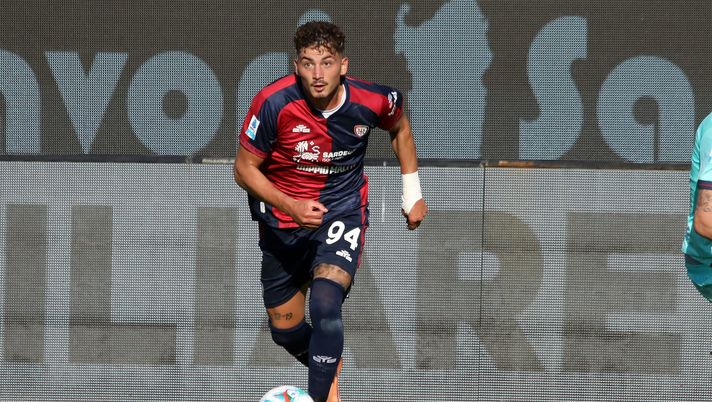 CAGLIARI, ITALY - OCTOBER 19: Sebastiano Esposito of Cagliari in action during the Serie A match between Cagliari Calcio and Bologna FC 1909 at Stadio Sant'Elia on October 19, 2025 in Cagliari, Italy. (Photo by Enrico Locci/Getty Images) Cagliari Verona dove vedere