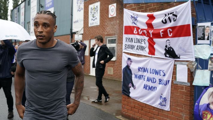 BURY, ENGLAND - AUGUST 28: Bury FC player Neil Dans meets fans outside Gigg Lane Stadium the home of Bury Football Club who have been expelled from the English Football League (EFL) on August 28, 2019 in Bury, England. After an historic membership of 125 years the EFL have expelled Bury FC after a buyer for the club was not secured. (Photo by Christopher Furlong/Getty Images) L’allenatore del Southport Neil Danns squalificato per 65 scommesse sul calcio - immagine 1