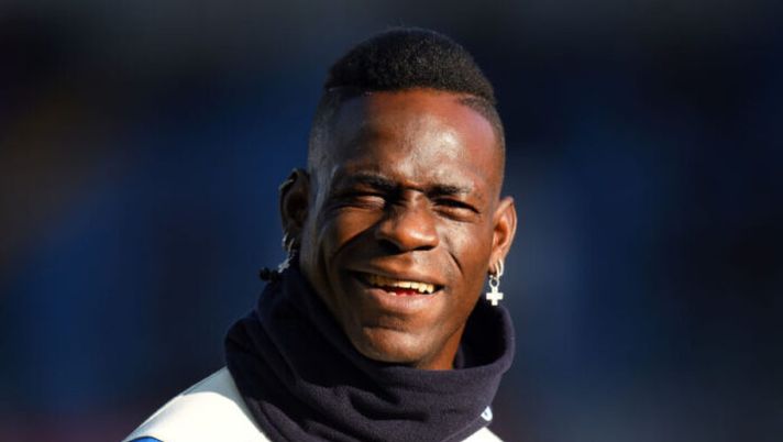 PARMA, ITALY - DECEMBER 22: Mario Balotelli of Brescia Calcio looks on during the Serie A match between Parma Calcio and Brescia Calcio at Stadio Ennio Tardini on December 22, 2019 in Parma, Italy. (Photo by Alessandro Sabattini/Getty Images) Genoa, in mattinata le visite mediche di Balotelli: i dettagli del contratto e la sua gestione - immagine 1
