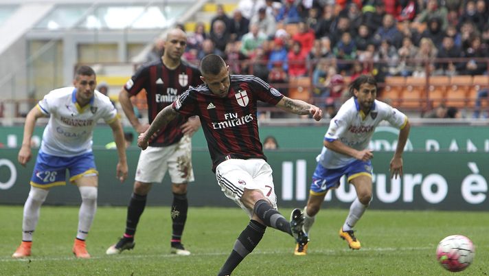 MILAN, ITALY - MAY 01: Jeremy Menez of AC Milan scores his goal from the penalty spot during the Serie A match between AC Milan and Frosinone Calcio at Stadio Giuseppe Meazza on May 1, 2016 in Milan, Italy. (Photo by Marco Luzzani/Getty Images) Menez Ex Milan Anfield Champions