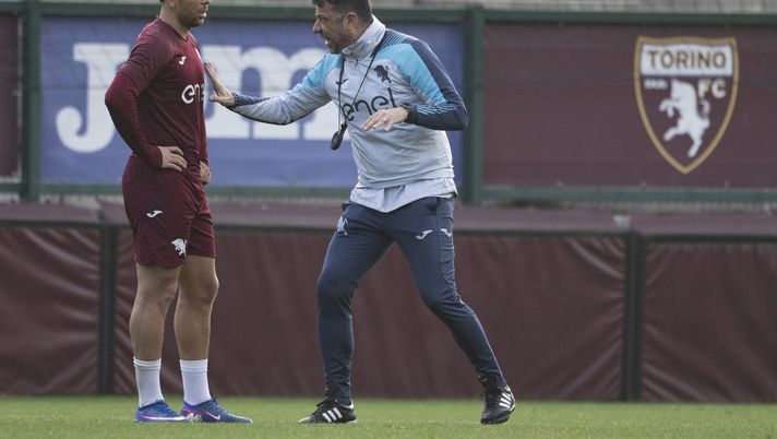 TURIN, ITALY - MARCH 3: Che Adams of Torino FC and Roberto D'Aversa Head Coach of Torino FC during the Torino FC Training Session on March 3, 2026 in Turin, Italy. (Photo by Stefano Guidi - Torino FC/Torino FC 1906 via Getty Images) D’Aversa re-inventa il centrocampo: “Modulo? L’interpretazione fa la differenza” - immagine 1