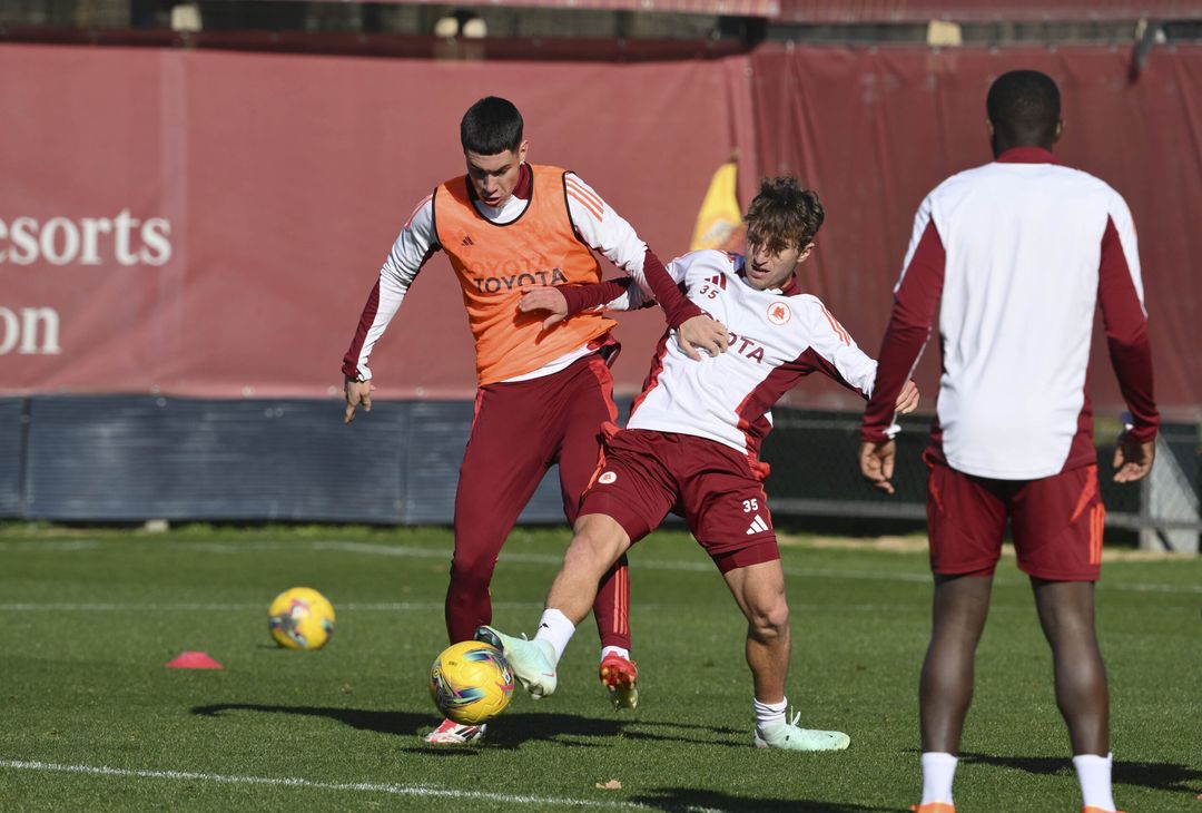 Roma in campo per preparare la sfida con il Genoa – FOTOGALLERY - immagine 10
