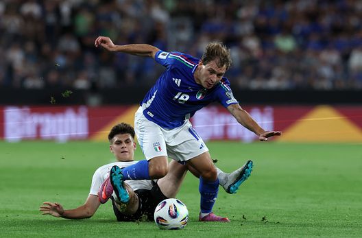 Nicolò Barella dell'Italia sfidato da Patrik Kristal dell'Estonia durante la partita di qualificazione alla Coppa del Mondo FIFA 2026 tra Italia ed Estonia allo Stadio di Bergamo il 5 settembre 2025 a Bergamo, Italia. (Foto di Claudio Villa - FIGC/FIGC tramite Getty Images) Italia-Estonia, l’impatto di Gattuso alla prima sulla panchina della Nazionale- immagine 3