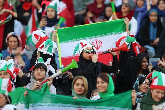 TEHRAN, IRAN - OCTOBER 10: Tifosi iraniani nel precedente mondiale. (Photo by Amin M. Jamali/Getty Images) Il dilemma della FIFA sull’Iran al Mondiale 2026- immagine 3