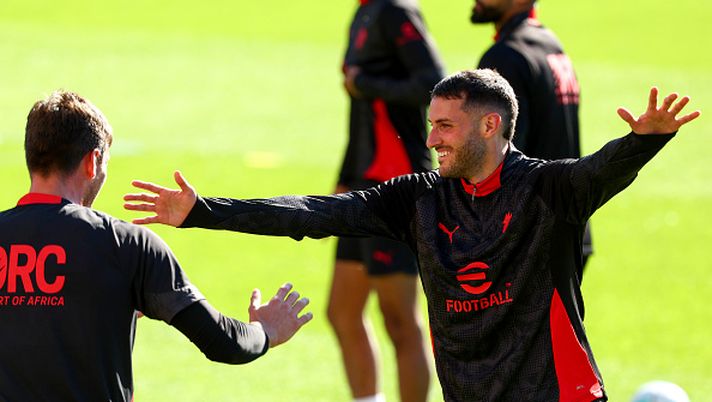 CAIRATE, ITALY - OCTOBER 26: Santiago Gimenez (R) of AC Milan and Matteo Gabbia (L) celebrates during an AC Milan Training Session at Milanello on October 26, 2025 in Cairate, Italy. (Photo by Giuseppe Cottini/AC Milan via Getty Images)  gimenez-milan-gol-formazione-attacco