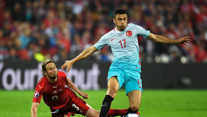 LENS, FRANCE - JUNE 21: Jaroslav Plasil of Czech Republic tackles Burak Yilmaz of Turkey during the UEFA EURO 2016 Group D match between Czech Republic and Turkey at Stade Bollaert-Delelis on June 21, 2016 in Lens, France. (Photo by Mike Hewitt/Getty Images) Burak Yilmaz: “Contento di esser stato al Galatasaray. Stavo andando alla Lazio ma…” - immagine 1