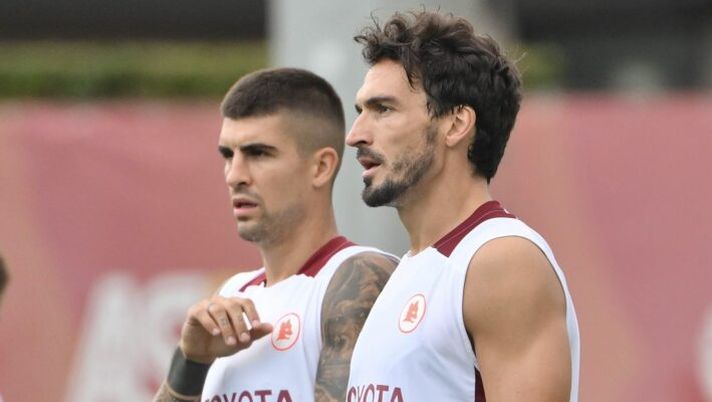 ROME, ITALY - SEPTEMBER 05: AS Roma players Gianluca Mancini and Mats Hummels during training session at Centro Sportivo Fulvio Bernardini on September 05, 2024 in Rome, Italy. (Photo by Luciano Rossi/AS Roma via Getty Images) Mancini: “Hummels è il professore, ha letture per pochi. Gli ho detto ‘sei pazzo’ quando…” - immagine 1