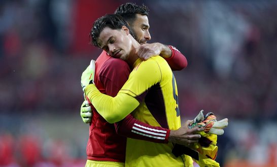 LEVERKUSEN, GERMANY - MAY 09: Rui Patricio of AS Roma consoles Mile Svilar of AS Roma at full-time following the team's defeat in the UEFA Europa League 2023/24 Semi-Final second leg match between Bayer 04 Leverkusen and AS Roma at BayArena on May 09, 2024 in Leverkusen, Germany. (Photo by Dean Mouhtaropoulos/Getty Images) Rui Patricio-Spinazzola, scena finale: addio Roma, ma non è ancora detta l’ultima- immagine 2