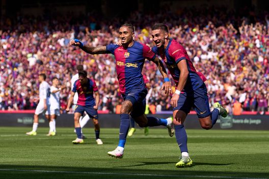 Raphinha e Ferran Torres esultano dopo aver segnato il quarto gol della squadra. (Foto di Alex Caparros/Getty Images) Un Clásico da goosebumps e stargazing: il Barcellona batte il Real Madrid e si avvicina al titolo- immagine 3