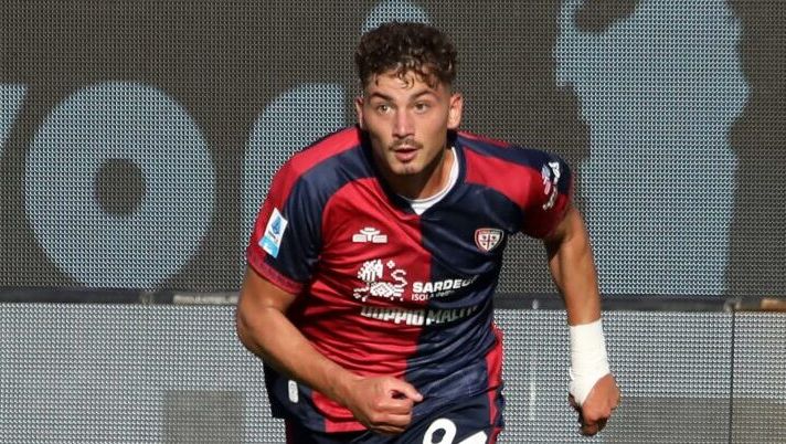 CAGLIARI, ITALY - OCTOBER 19: Sebastiano Esposito of Cagliari in action during the Serie A match between Cagliari Calcio and Bologna FC 1909 at Stadio Sant'Elia on October 19, 2025 in Cagliari, Italy. (Photo by Enrico Locci/Getty Images) ULTIM’ORA – Gol di Esposito o autogol di Locatelli, la decisione della Lega Serie A! E l’assist… - immagine 1