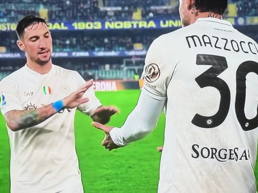 LIVE Verona-Napoli 1-1: Giovane ci prova in girata. Pallone a lato - immagine 2