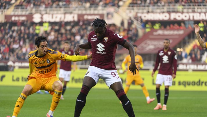 TURIN, ITALY - NOVEMBER 2: Duván Zapata of Torino FC in action during the Serie A match between Torino FC and Pisa SC at Stadio Olimpico Grande Torino on November 2, 2025 in Turin, Italy. (Photo by Stefano Guidi - Torino FC/Torino FC 1906 via Getty Images) Incompiuti - immagine 1