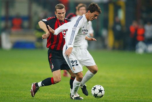 MILAN -NOVEMBER 26: Oscar Minambres of Real Madrid shields the ball from the challenge of Andrei Shevchenko of AC Milan during the Champions League match between AC Milan and Real Madrid at the San Siro Stadium in Milan, Italy on November 26, 2002. (Photo by Mike Hewitt/Getty Images) The match ended 1-0 to AC Milan. Milan e Real Madrid: il leggendario derby d’Europa- immagine 10