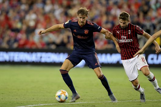 KANSAS CITY, MISSOURI - JULY 23: Leon Goretzka of FC Bayern Muenchen battles for the ball Fabio Borini with of AC Milan during the 2019 International Champions Cup match between FC Bayern and AC Milan at Children`s Mercy Park Stadium on July 23, 2019 in Kansas City, Missouri. (Photo by Alexander Hassenstein/Bongarts/Getty Images) Milan e Bayern Monaco: cronaca di una sfida leggendaria- immagine 14