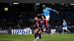 Gol di Osimhen e Kvara, il Napoli batte il Cagliari 2-1: Mazzarri a -11 dall’Inter