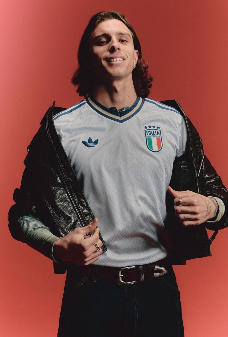 In vista dell'imminente playoff Mondiale da disputare contro l'Irlanda del Nord, la nazionale italiana ha presentato sui suoi canale social la sua nuova seconda maglia in collaborazione con adidas.