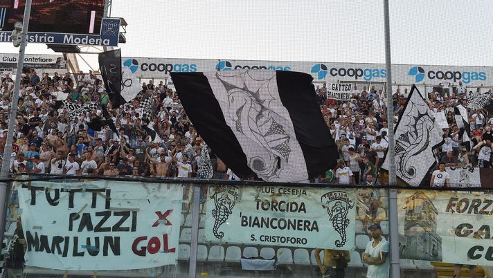 MODENA, ITALIA - 8 GIUGNO: Tifosi del Cesena durante la partita dei playoff di Serie B tra Modena FC e AC Cesena allo stadio Alberto Braglia l'8 giugno 2014 a Modena, Italia. (Foto di Giuseppe Bellini/Getty Images) Cesena Modena