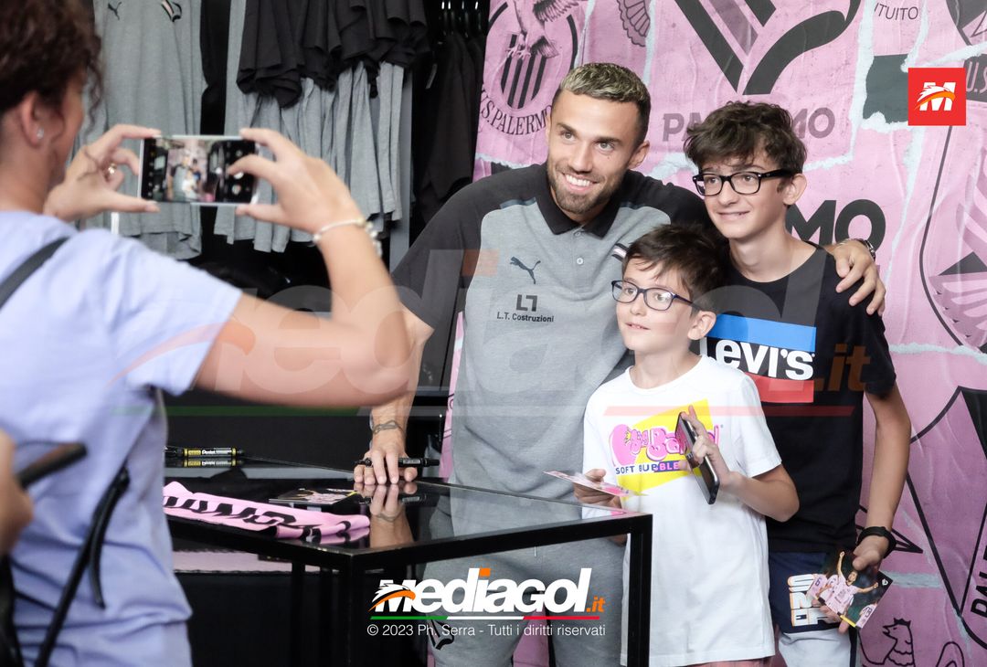 FOTO PALERMO: Federico Di Francesco scatta selfie con i tifosi allo store (GALLERY) - immagine 55