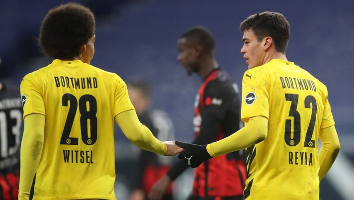 FRANKFURT AM MAIN, GERMANY - DECEMBER 05: Giovanni Reyna of Dortmund celebrates his team's first goal with teammate Axel Witsel during the Bundesliga match between Eintracht Frankfurt and Borussia Dortmund at Deutsche Bank Park on December 05, 2020 in Frankfurt am Main, Germany. (Photo by Alex Grimm/Getty Images) Un po’ esterno, un po’ trequarti, un po’… infortunato. Il profilo di Gio Reyna - immagine 1