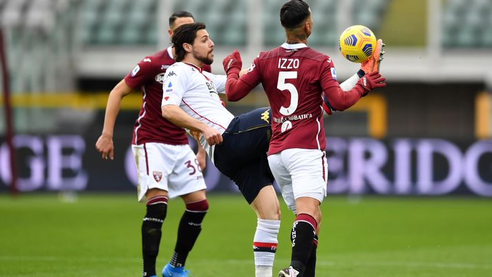 TURIN, ITALY - FEBRUARY 13: Mattia Destro of Genoa C.F.C. controls the ball under pressure from Armando Izzo of Torino FC during the Serie A match between Torino FC and Genoa CFC at Stadio Olimpico di Torino on February 13, 2021 in Turin, Italy. Sporting stadiums around Italy remain under strict restrictions due to the Coronavirus Pandemic as Government social distancing laws prohibit fans inside venues resulting in games being played behind closed doors. (Photo by Valerio Pennicino/Getty Images) Il Torino ha un’identità più definita del Genoa: dovrà far prevalere le sue idee - immagine 1