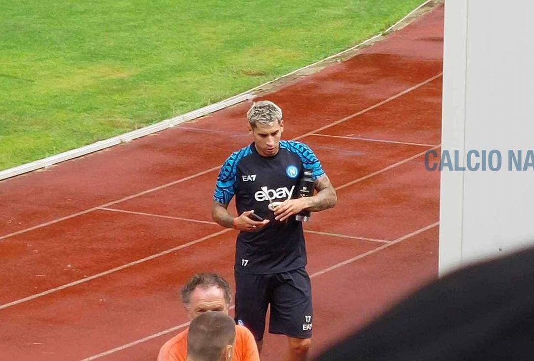 Il terzino del Napoli esce dal campo sorseggiando la tipica bevanda sudamericana