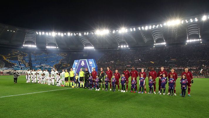 ROME, ITALY - JANUARY 05: General view inside the stadium as players of both side's line up prior to the Serie A match between AS Roma and SS Lazio at Stadio Olimpico on January 05, 2025 in Rome, Italy. (Photo by Paolo Bruno/Getty Images) Torneo Città di Terni, Roma e Lazio Under 13 si scambiano le medaglie – VIDEO - immagine 1