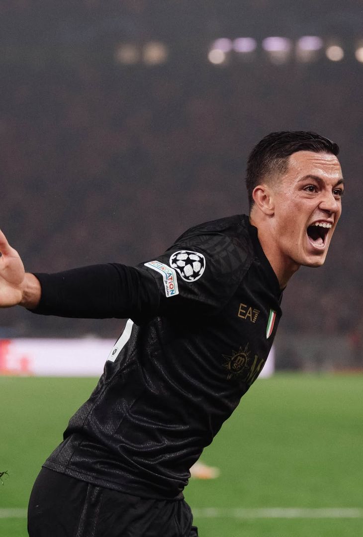 Nella giornata odierna, Giacomo Raspadori ha festeggiato il suo 26° compleanno. L'attaccante, oggi in forza all'Atalanta, ha vestito la maglia del Napoli per tre anni, dall'estate 2022 a quella del 2025, sollevando (come tutti sappiamo) due Scudetti. L'admin dell'account Instagram del club azzurro ha voluto celebrare tale ricorrenza mediante un post Instagram contenente le seguenti foto con annessa descrizione che recita: 'Auguri all'uomo dai gol pesanti'.