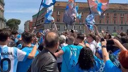 Piazza Plebiscito è già pronta: i tifosi cantano in attesa di Napoli-Cagliari