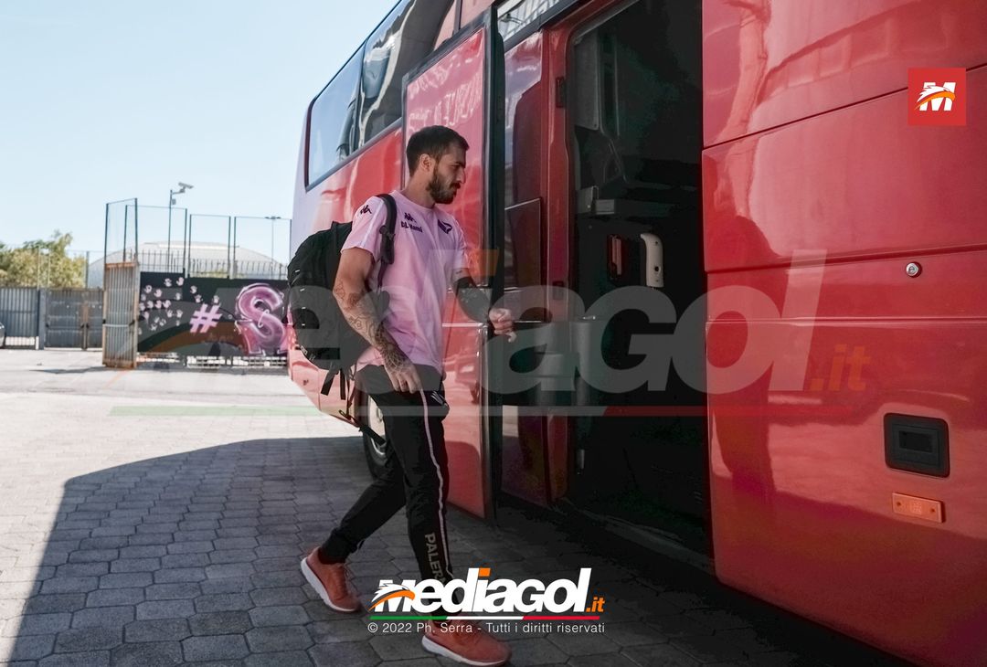 FOTO Ternana-Palermo, i rosanero in partenza dallo stadio “Renzo Barbera” (Gallery) - immagine 12
