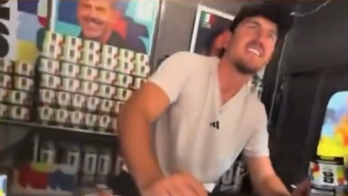 Maguire, non convocato ai Mondiali distribuisce figurine a New York – IL VIDEO maguire figurine