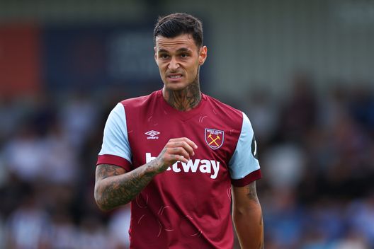 BOREHAMWOOD, ENGLAND - JULY 10: Gianluca Scamacca of West Ham United during the Pre-Season Friendly between Borehamwood and West Ham United at Meadow Park on July 10, 2023 in Borehamwood, England. (Photo by Marc Atkins/Getty Images) Percassi: “Scamacca e De Katelaere investimenti importanti. E Scalvini…”- immagine 2