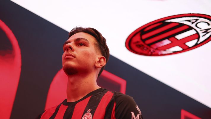 MILAN, ITALY - AUGUST 17: Ardon Jashari of AC Milan looks on prior to the Coppa Italia match between AC Milan and SSC Bari at Stadio San Siro on August 17, 2025 in Milan, Italy. (Photo by Giuseppe Cottini/AC Milan via Getty Images) Adani: “Il Milan non ha ancora visto Jashari, uno dei giocatori giovani più forti del panorama” - immagine 1