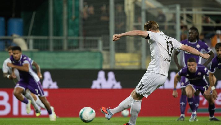 FLORENCE, ITALY - SEPTEMBER 13: Kevin De Bruyne scoring the 1 - 0 goal from penality during the Serie A match between ACF Fiorentina and SSC Napoli at Artemio Franchi on September 13, 2025 in Florence, Italy. (Photo by Ciro Sarpa/SSCN Napoli via Getty Images) Top e flop della 3a giornata di Serie A: Napoli e Juve volano, prima sconfitta per Gasp - immagine 1