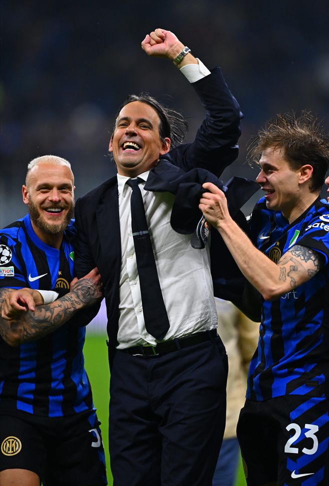 MILANO, ITALIA - 6 MAGGIO: L'allenatore dell'FC Internazionale Simone Inzaghi festeggia con Simone Inzaghi e Nicolò Barella la vittoria al termine della semifinale di andata della UEFA Champions League 2024/25 tra FC Internazionale Milano e FC Barcellona allo stadio Giuseppe Meazza il 6 maggio 2025 a Milano, Italia. (Foto di Mattia Pistoia - Inter/Inter tramite Getty Images) Inzaghi lascia l’Inter e vola all’Al Hilal: al via il toto-allenatore- immagine 2