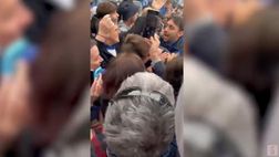 VIDEO / L’Atalanta torna a Bergamo dopo la vittoria: giocatori assaliti dai tifosi