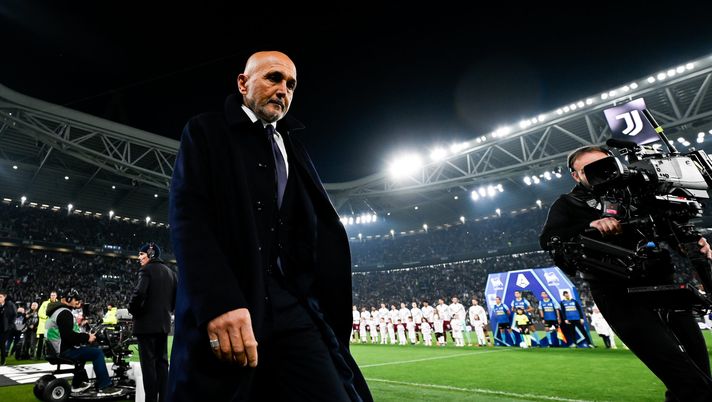 TURIN, ITALY - NOVEMBER 08: Head coach of Juventus Luciano Spalletti looks on prior to the Serie A match between Juventus FC and Torino FC at Juventus Stadium on November 08, 2025 in Turin, Italy. (Photo by Daniele Badolato - Juventus FC/Juventus FC via Getty Images) Qui Juve, Spalletti può sorridere. In vista della Fiorentina recupera due difensori - immagine 1