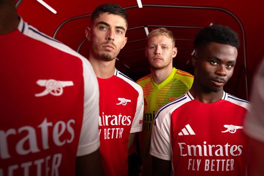 Arsenal, presentata la prima nuova maglia: torna il cannone sul petto- immagine 4