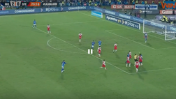 VIDEO / In piedi sul pallone: la provocazione fa esplodere la rissa