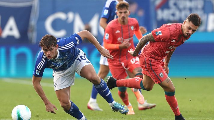 COMO, ITALY - NOVEMBER 08: Nico Paz of Como 1907 competes for the ball with Gianluca Gaetano of Cagliari Calcio during the Serie A match between Como 1907 and Cagliari Calcio at Giuseppe Sinigaglia Stadium on November 08, 2025 in Como, Italy. (Photo by Marco Luzzani/Getty Images) Serie A, pomeriggio senza reti: Lecce-Verona e Como-Cagliari entrambe 0-0 - immagine 1