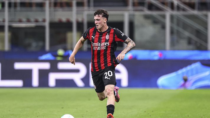 MILAN, ITALY - AUGUST 23: Alejandro Jimenez Sanchez of AC Milan in action during the Serie A match between AC Milan and US Cremonese at Giuseppe Meazza Stadium on August 23, 2025 in Milan, Italy. (Photo by Giuseppe Cottini/AC Milan via Getty Images) Roma, cresce l’ipotesi Jimenez a sinistra. E occhio allo scambio Gimenez-Dovbyk - immagine 1
