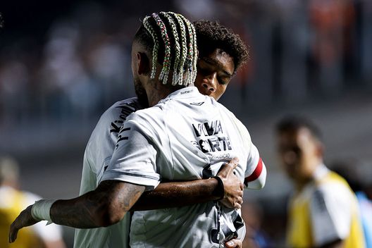 Santos, Brasile - 16 luglio 2025: Neymar abbraccia Robinho Junior dopo aver segnato contro il Flamengo. (Foto di Ricardo Moreira/Getty Images) Santos-Flamengo: esordio per Robinho Junior, figlio dell’ex milanista- immagine 3