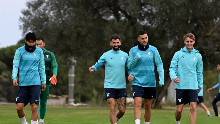 ROME, ITALY - NOVEMBER 06: Daichi Kamada, Elseid Hysaj, Matias Vecino and Nicolò Rovella of SS Lazio during a training session, ahead of their UEFA Champions League group E match against Feyenoord, at Formello sport centre on November 06, 2023 in Rome, Italy. (Photo by Marco Rosi - SS Lazio/Getty Images) Vecino pungola la Lazio: “Con più coraggio potevamo vincere il derby” - immagine 1