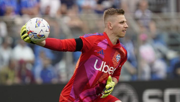 COMO, ITALY - APRIL 27: Goalkeeper of Como 1907 Jean Jules Michel Butez in action during the Serie A match between Como and Genoa at Stadio G. Sinigaglia on April 27, 2025 in Como, Italy. (Photo by Pier Marco Tacca/Getty Images) Como, novità di formazione: rischia Butez, pronto Reina! Douvikas, Strefezza, Da Cunha… - immagine 1