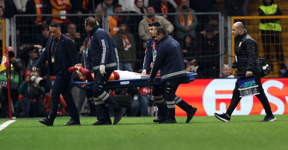 Icardi leaves on a stretcher. The doctor: “Knee problem. Will do MRI”